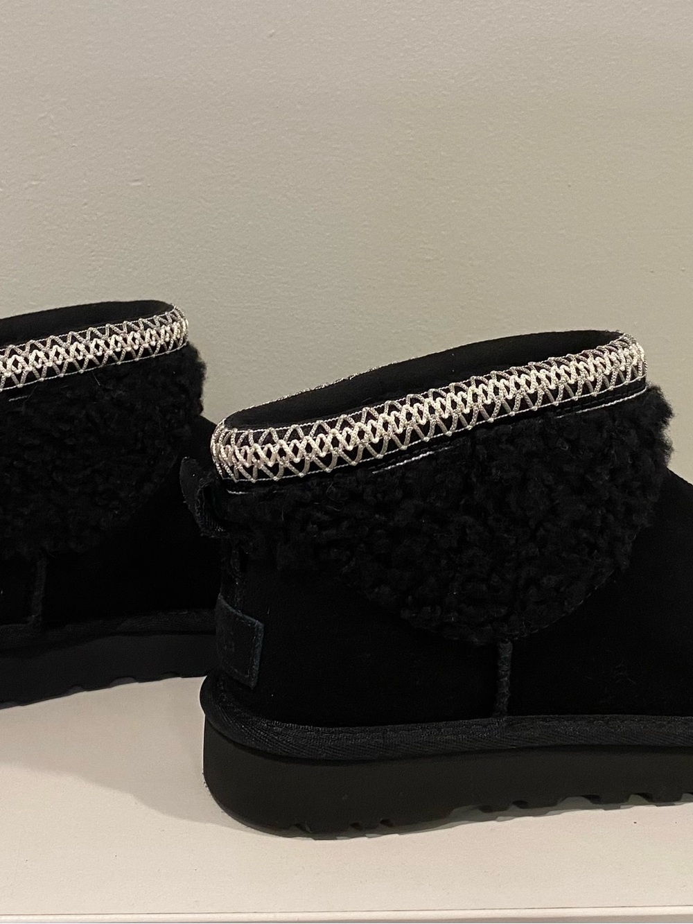 UGG Classic Ultra Mini Maxi Curly Boots in Black-Authenticated With QR Code NWOB